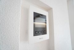 防犯性、セキュリティ対策に安心できるテレビモニター付きインターフォンです。セールスマン対策にもなり安心できます。