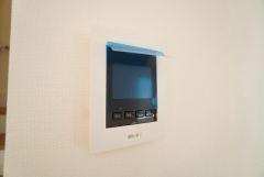 防犯はもちろん、セールスマン対策にもなるモニター付きインターホンです。 来訪者の顔が見えるので安心ですね＾＾