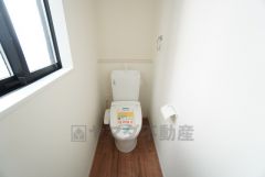 1階2階の2ヶ所にトイレがありますので、忙しい朝にも家族に気を使わず、ゆとりが生まれますね＾＾ 小窓付きで換気する時に便利です＾＾