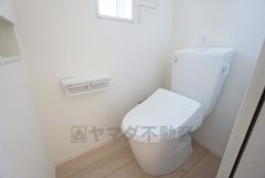 1階2階の2ヶ所にトイレがありますので、忙しい朝にも家族に気を使わず、ゆとりが生まれますね＾＾ 小窓付きで換気する時に便利です＾＾