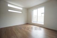 8帖。主寝室としてお使いいただけそうなこちらのお部屋は、日当たりが良く、爽やかな風を感じて起きる朝は、快適生活の始まりに。
