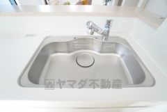 大きなお鍋も楽々洗える幅の広いシンクです＾＾ステンレスシンクなので簡単にお掃除できますよ。洗剤やスポンジもすっきりできる収納付き。