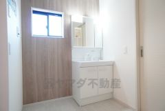 三面鏡裏収納付き洗面化粧台です＾＾ 歯磨きセットやスキンケア用品などの収納に便利ですね。 生活感も隠すことができ、来客時にも安心です＾＾