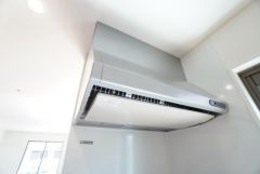 お手入れが簡単なスリム型レンジフードです。調理により発生する油煙や臭いを吸い込み、屋外へ排気してくれます。