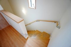 踏み場の広い、手摺付き階段です。踏み場の広い階段は、高齢の方でも安心できますね^^