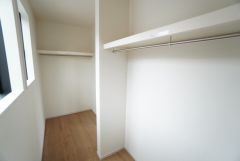 収納力豊富なウォークインクローゼット。洋服や小物などを1箇所にまとめて美しい収納を実現します。スーツケースのような大型の荷物も置けます＾＾
