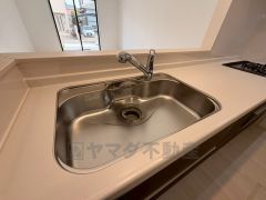 大きなお鍋も楽々洗える幅の広いシンクです＾＾ステンレスシンクなので簡単にお掃除できますよ。洗剤やスポンジもすっきりできる収納付き。