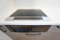 お手入れのしやすいIHクッキングヒーターです。3口コンロなので、効率よくお料理が楽しめます。毎日のお料理も楽しくなりますね＾＾