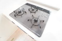 同時にたくさんの料理が調理できる3口コンロ。長時間熱を通しておきたい煮込み料理を作りながら、炒め物など同時進行で進められます。