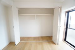 収納量たっぷりのクローゼット付き。ハンガーパイプ付で散らかりがちな洋服類もきれいに整理できます。使用頻度が少ないものは枕棚の上に、足元には3段ボックスを置いて、フル活用できるクローゼットです。
