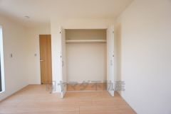 洋室にはハンガーパイプ付きのクローゼットが設けられています。たっぷり収納できるので衣替えの心配もいりませんね＾＾