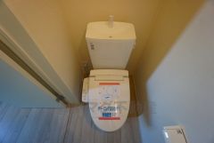 温水洗浄機付トイレです。節水機能もあるので、安心して使えますね。もちろん、1階2階の2ヶ所にトイレがあるので、忙しい朝にもゆとりができますね。