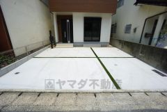 駐車スペースは2台分。マイカー用に、来客用に、余裕を持ってご利用いただけます。自転車やバイク置場としても重宝します。