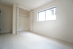 暖かい日差しが差し込む洋室。たっぷり収納できるクローゼット付きでお部屋の中をすっきりと快適に保てます。