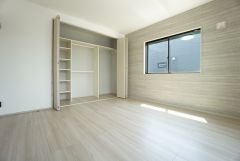 主寝室としてお使いいただけそうなこちらのお部屋は、日当たりが良く、爽やかな風を感じて起きる朝は、快適生活の始まりに。