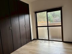 主寝室としてお使いいただけそうなこちらのお部屋は、日当たりが良く、爽やかな風を感じて起きる朝は、快適生活の始まりに。 