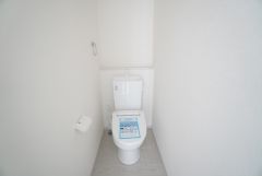 温水洗浄機付トイレです。節水機能もあるので、安心して使えますね。もちろん、1階2階の2ヶ所にトイレがあるので、忙しい朝にもゆとりができますね。