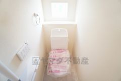 1階2階の2ヶ所にトイレがありますので、忙しい朝にも家族に気を使わず、ゆとりが生まれますね＾＾ 小窓付きで換気する時に便利です＾＾