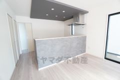 窓から光が差し込む明るいダイニングです＾＾