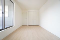 7.5帖。主寝室としてお使いいただけそうなこちらのお部屋は、日当たりが良く、爽やかな風を感じて起きる朝は、快適生活の始まりに。 