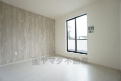 主寝室としてお使いいただけそうなこちらのお部屋は、日当たりが良く、爽やかな風を感じて起きる朝は、快適生活の始まりに。