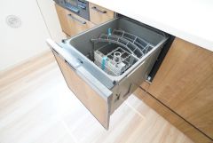 炊事時間を大幅に短縮できる食器洗浄乾燥機付き＾＾食器を洗う手間が減るので家族とのコミュニケーションの時間や自分の時間が増えますね。