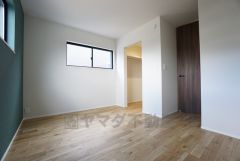 6.5帖。2面採光を確保した明るい室内は、風通しも良く、大変居心地の良い空間となっております。日当たりがよく、子供部屋としての利用もおすすめ。