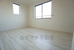 2面採光で明るい洋室。