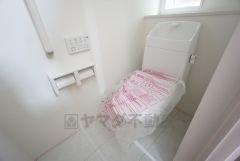1階2階の2ヶ所にトイレがありますので、忙しい朝にも家族に気を使わず、ゆとりが生まれますね＾＾ 小窓付きで換気する時に便利です＾＾