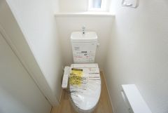 1階2階の2ヶ所にトイレがありますので、忙しい朝にも家族に気を使わず、ゆとりが生まれますね＾＾ 小窓付きで換気する時に便利です＾＾