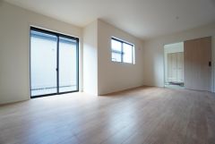 大きな掃き出し窓のあるリビングは、陽光あふれる明るい空間です。ゆったりと寛げる憩いの場となりそうです。