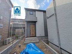  バス停「皿山1丁目」まで徒歩:5分。 スーパーまで徒歩7分。 カースペースは停めやすい並列駐車2台付き。