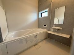 1日の疲れを癒すくつろぎのバスルーム。足を伸ばしてもゆったりと入れるサイズです。お子様と一緒にお風呂に入っても狭くないですね＾＾