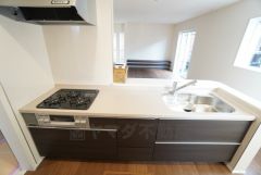 対面式キッチンなのでリビングにいるご家族とコミュニケーションを取りながら洗い物や、お料理が楽しめそうですね＾＾