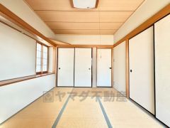 リビング隣には、ホッとできる6帖和室を用意。客間としてはもちろん、お子様のお昼寝スペースや書斎としても活躍してくれそうです＾＾ 