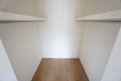 収納力豊富なウォークインクローゼット。洋服や小物などを1箇所にまとめて美しい収納を実現します。スーツケースのような大型の荷物も置けます＾＾