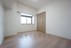 6.4帖の洋室です。出窓は居室をより広く感じられます＾＾