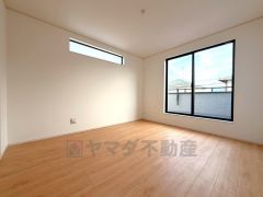 主寝室としてお使いいただけそうなこちらのお部屋は、日当たりが良く、爽やかな風を感じて起きる朝は、快適生活の始まりに。