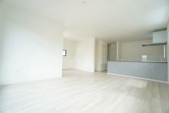リビングは広々とした設計で、家族が集い、寛ぐ暮らしの空間を演出しています。