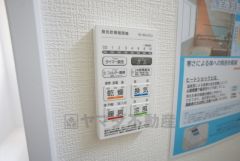 浴室暖房乾燥機には、暖房、乾燥、涼風、換気の4つの機能が付いています。タイマー付きです。換気・雨の日の洗濯も安心です＾＾