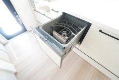 食事の後の手間を解消する食器洗い乾燥機付。冬場の洗い物で手荒れの悩みもなくなります。手洗いよりも節約できて便利。