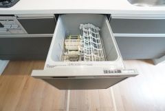 炊事時間を大幅に短縮できる食器洗浄乾燥機付き＾＾食器を洗う手間が減るので家族とのコミュニケーションの時間や自分の時間が増えますね。