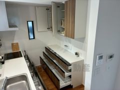 キッチン後方には、高さも幅もしっかりした大容量のパントリー・収納が付いています＾＾食材の保管などに便利＾＾