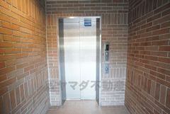 エレベーターあり。 重い荷物やベビーカー、高齢者の方や小さなお子様がいるご家庭の方々の移動が非常に楽になります＾＾