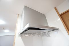 コンロ上には換気扇完備＾＾調理時の蒸気や匂いが換気扇に誘導され、効率的に排煙ができます＾＾