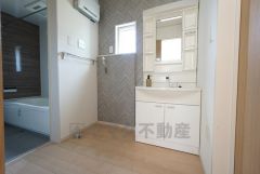 湿気がこもりやすい洗面脱衣所には小窓を設置。換気にも採光にも重宝しそうですね＾＾