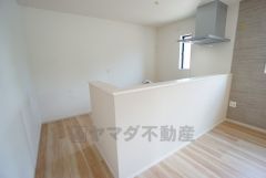 窓から光が差し込む明るいダイニング＾＾