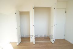 洋室にはハンガーパイプ付きのクローゼットが2ヶ所設けられています。たっぷり収納できるので衣替えの心配もいりませんね＾＾