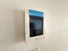 防犯はもちろん、セールスマン対策にもなるモニター付きインターホンです。お子さん1人での留守番時にも活躍しそうです。