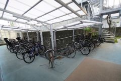アプローチからの動線が良く、毎日の自転車の出し入れもスムーズに行えます＾＾日々の通勤・通学を快適にサポート。 